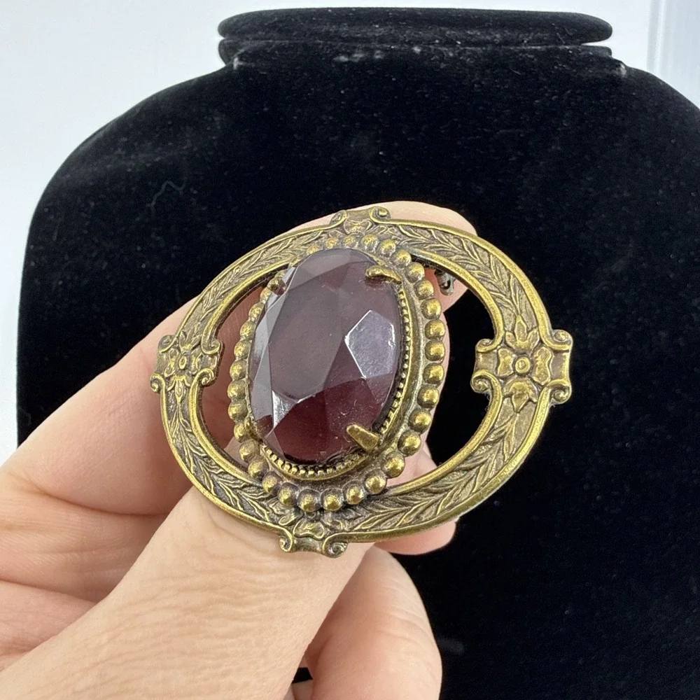 Antique 1920s Victorian Revival Brooch Purple Molded Glass Gilt‎ Brass 2